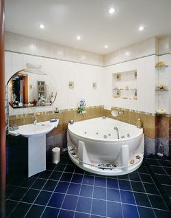Ремонт ванной комнаты: выбор потолочного покрытия