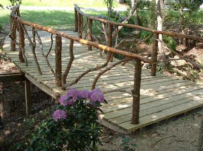 Деревянный прямой садовый мост