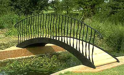 Садовый мостик с металлическими перилами