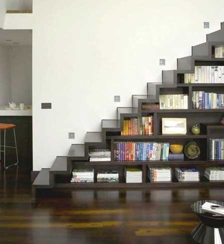 книжные стеллажи под лестницей