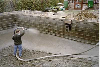 Заливка бетонной чашии бассейна