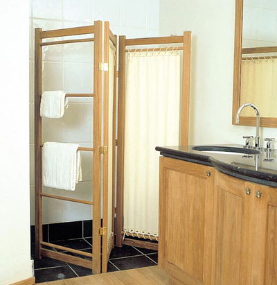 Мебель из массива древесины в ванной комнате