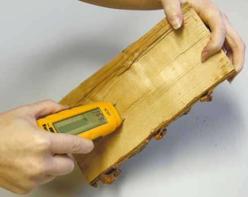 Измерение влажности древесины игольчатым влагометром
