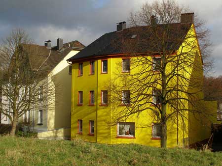 Вид дома с ярким крашеным фасадом