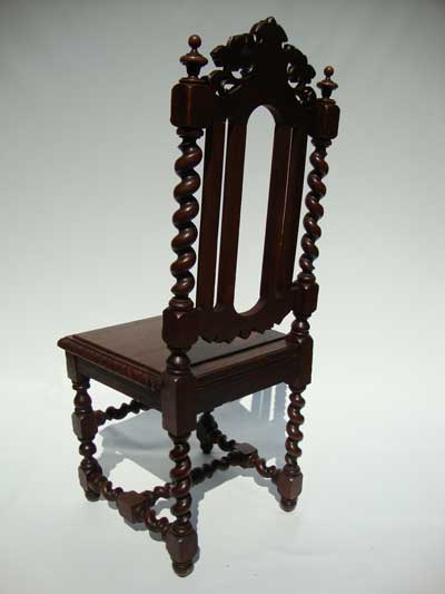 Современный стул в готическом стиле