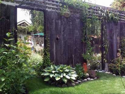 Забор с зеркалом в саду